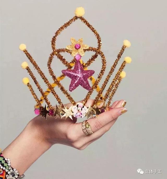 用纽纽棒来做皇冠,方便好做,效果还blingbling的~~扭扭棒小皇冠泡芙