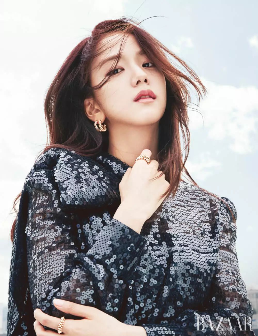 最近jisoo通过个人ins账号公开几组于法国巴黎拍摄的近况照片.