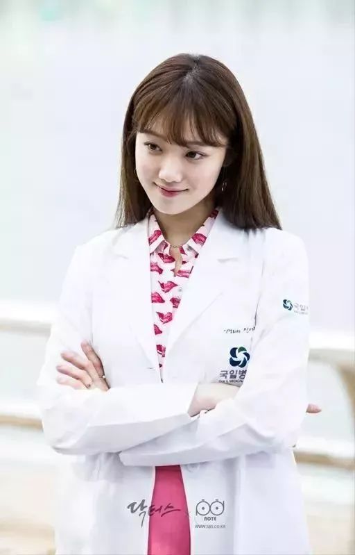 李圣经主演sbs医疗爱情剧《doctors》,饰演一名神经外科研究员陈瑞雨