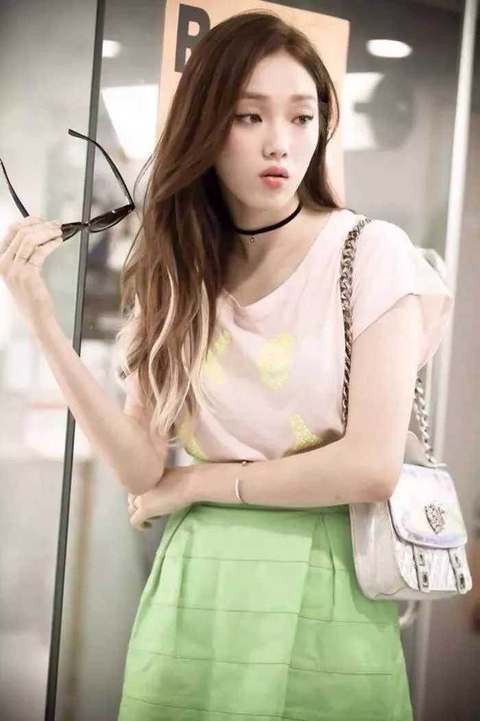 靠一双腿收获4亿点击 还拿下韩国第一帅 这位小姐姐也太绝了吧!_圣经