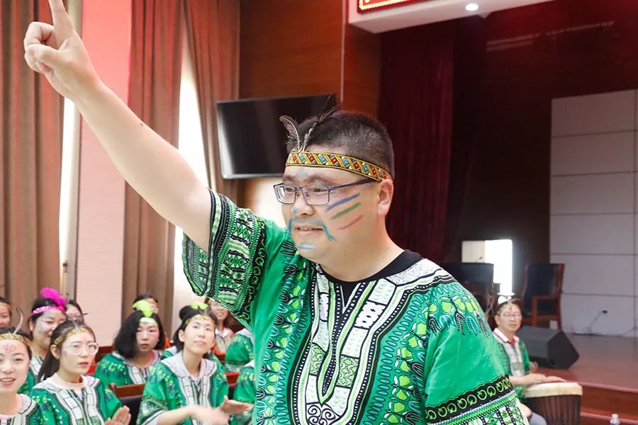 奔跑吧团队齐奏非洲鼓长城学校开启2019年教师筑梦团建之旅