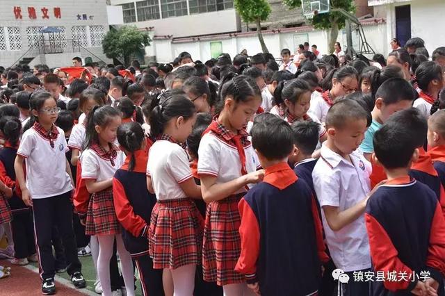 童心向黨敬隊禮城關小學舉行迎六一少先隊入隊儀式