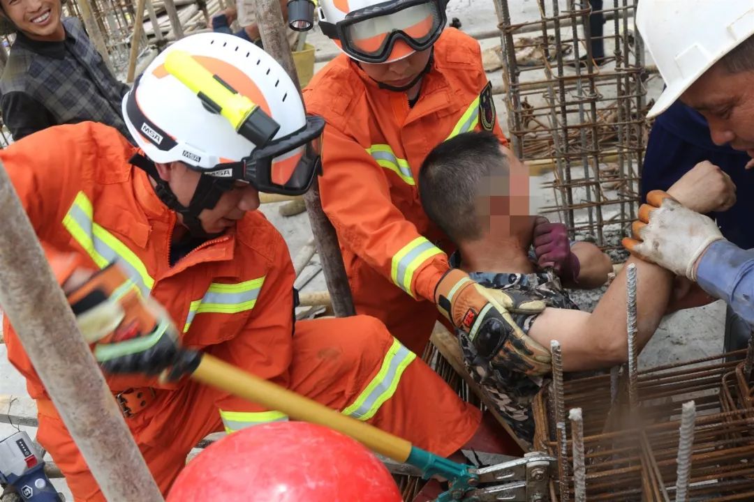 钢筋刺穿胸膛,贵州工人失足坠落,遭遇惊魂一刻!