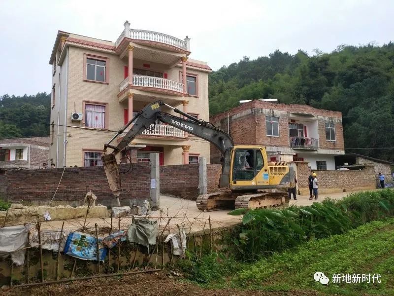 扫黑除恶新地镇扫除村霸村民告别行路难