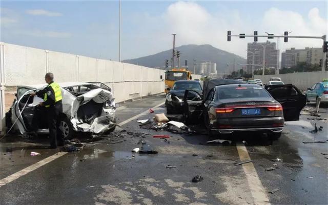 大学生借车超速驾驶,100万的奥迪a8撞成废铁