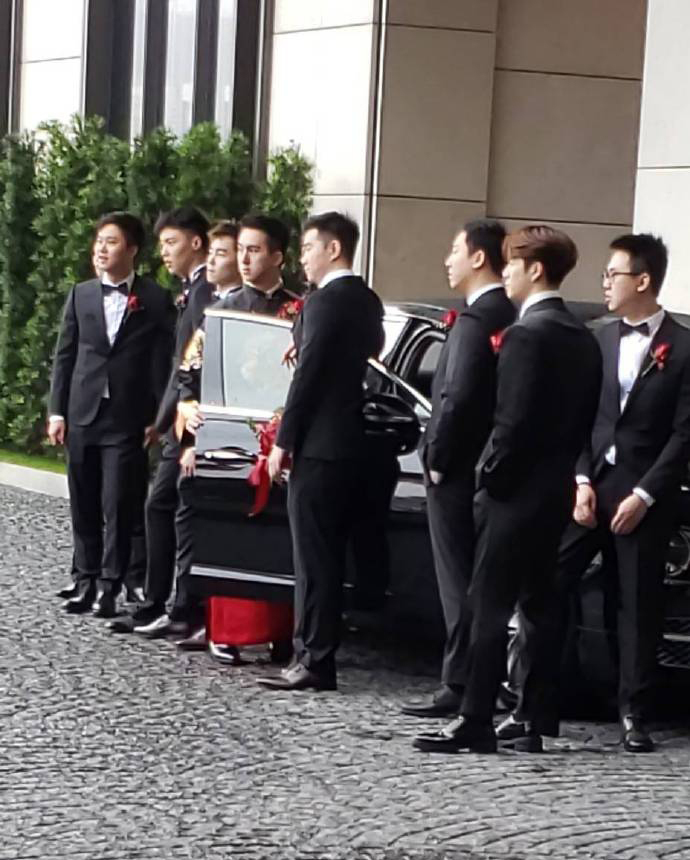 照片里的王嘉尔穿西装打领结,担当伴郎的角色