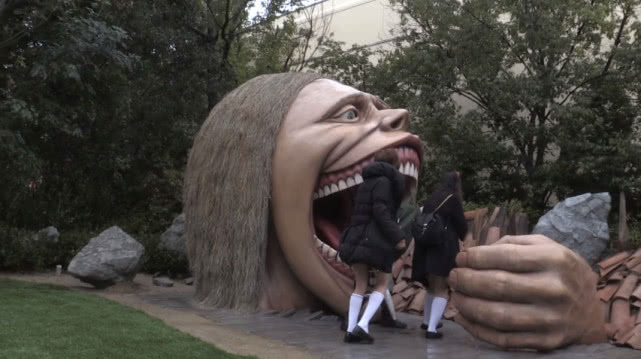 请输入图片描述张开无比大的大嘴,手上还能让真人站在里面拍照