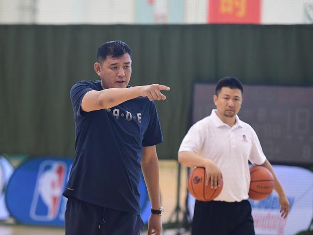 山东男篮备战热身赛新兵老将都在,试训内援表现出色即将加盟_陈培东