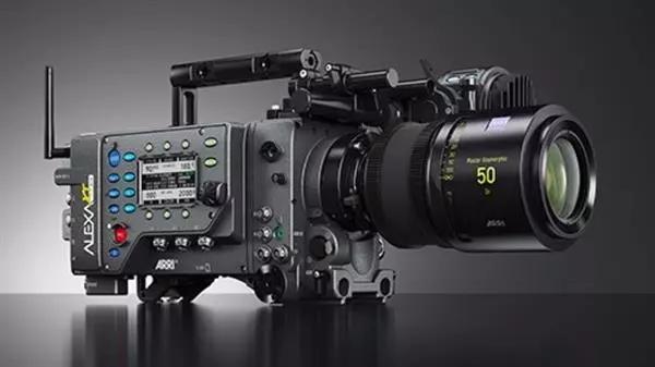 arri alexa xt摄影机sxs卡,相当于一个小ssd,但是拍摄4k原文件拍不了