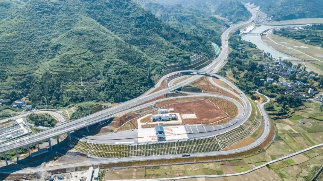 铜仁至怀化高速公路(贵州段)瓦屋互通.