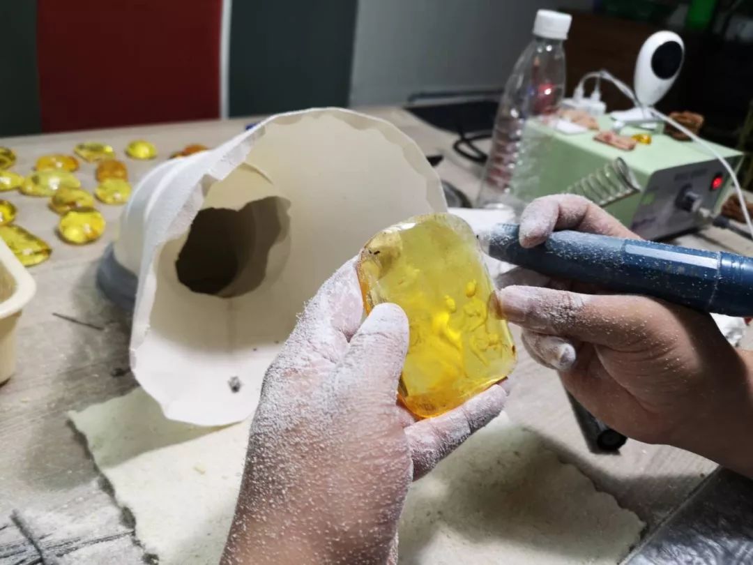 在琥珀里"养鸟"?还没玩过它,却早已火爆文玩圈!