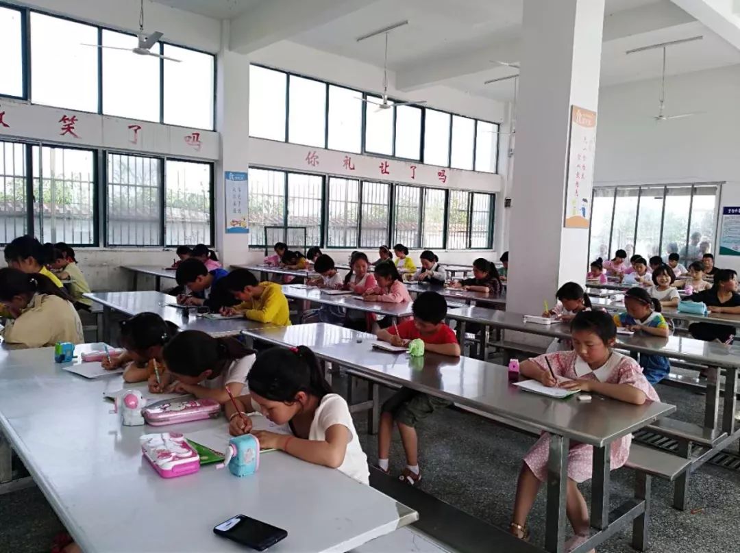 七彩生活丁湖镇吴圩小学举行小学生写字比赛