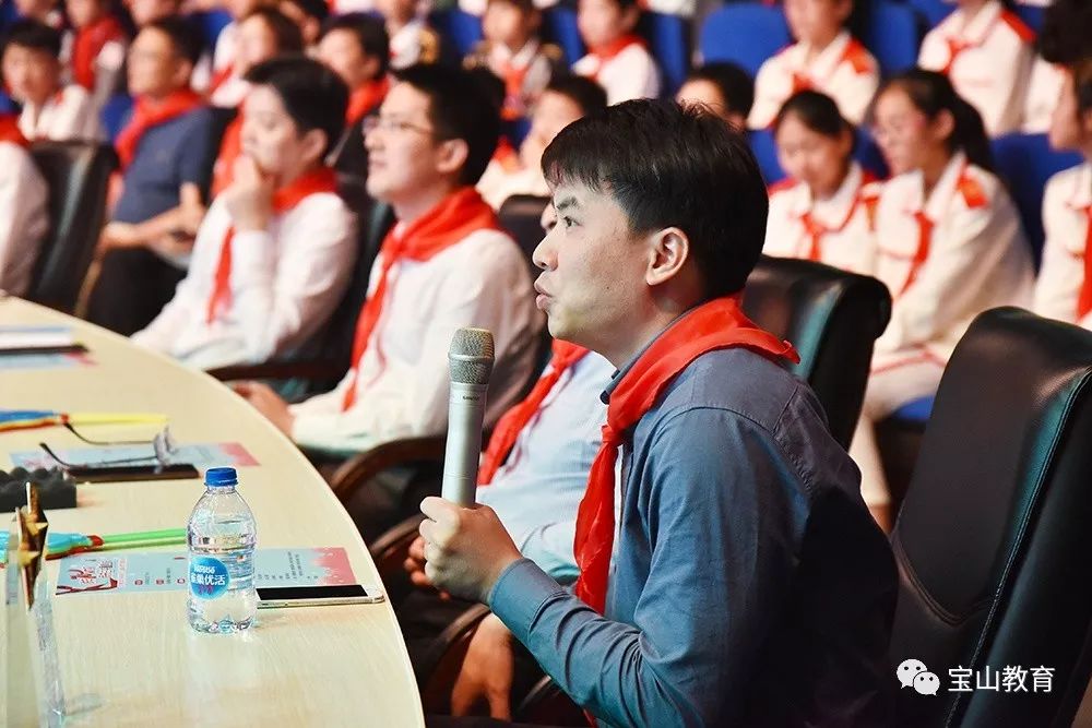 第一线秩年七十领巾扬诗书三千童心跃宝山少先队迎来诗的六一