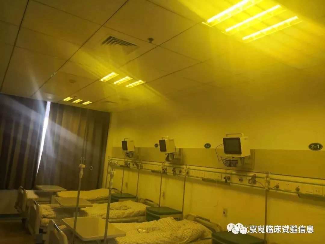 抢救室抢救室:按照急救标准建设,设有2张床位,配备有除颤仪,心电监护