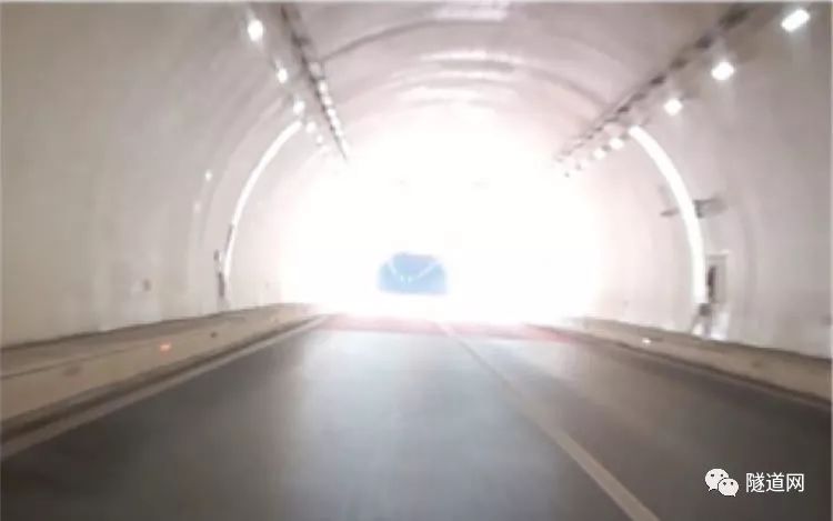 对于黑洞效应与白洞效应的改善■确保车辆大灯前存在停车视距,增加前