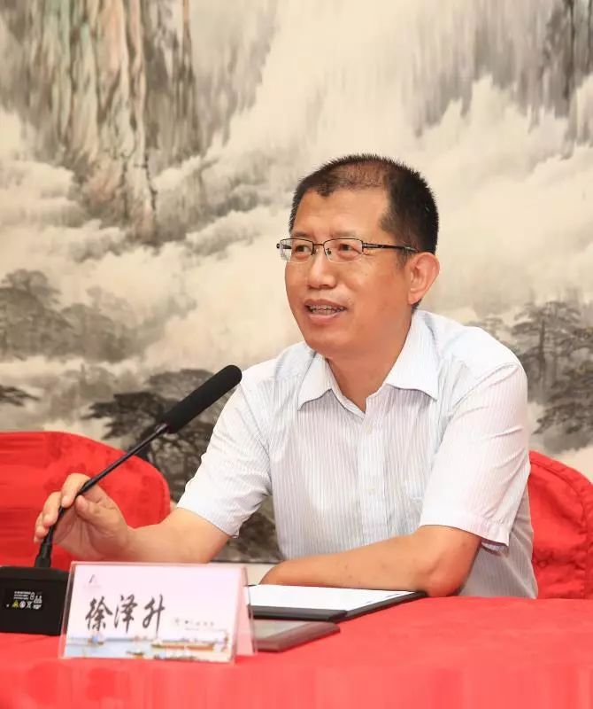 会议过程中,徐泽升副院长为王玉柱教授颁发联盟特聘专家铜牌,之后