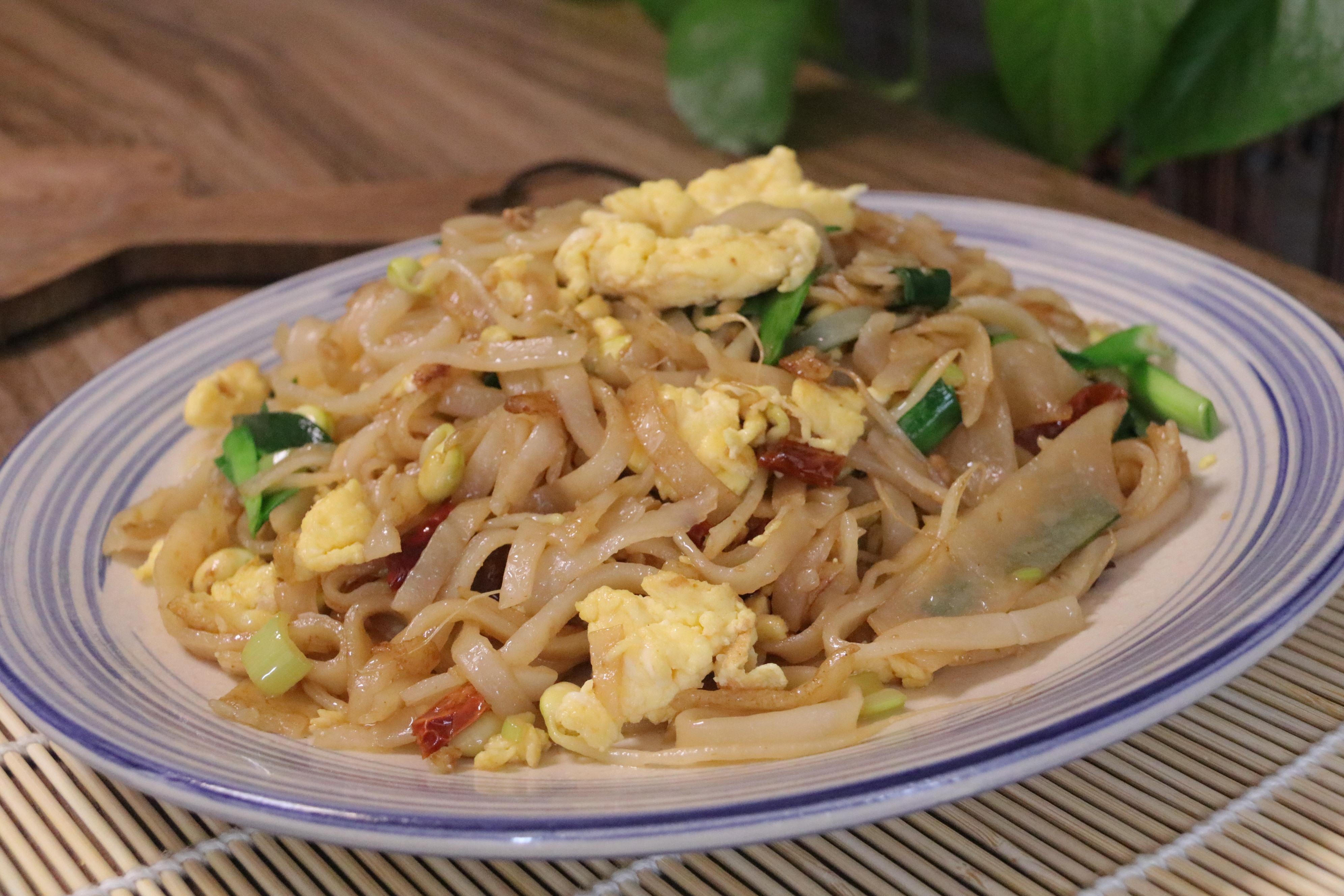 米皮怎么做好吃?加几个鸡蛋这样简单一炒,比路边小吃还要香