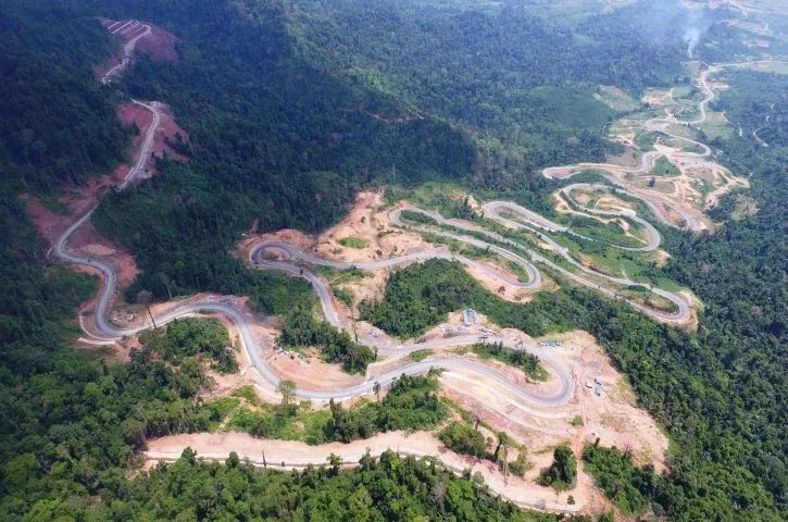 本次最终交验顺利通过,标志着柬埔寨地区施工难度最大,风景最美的公路