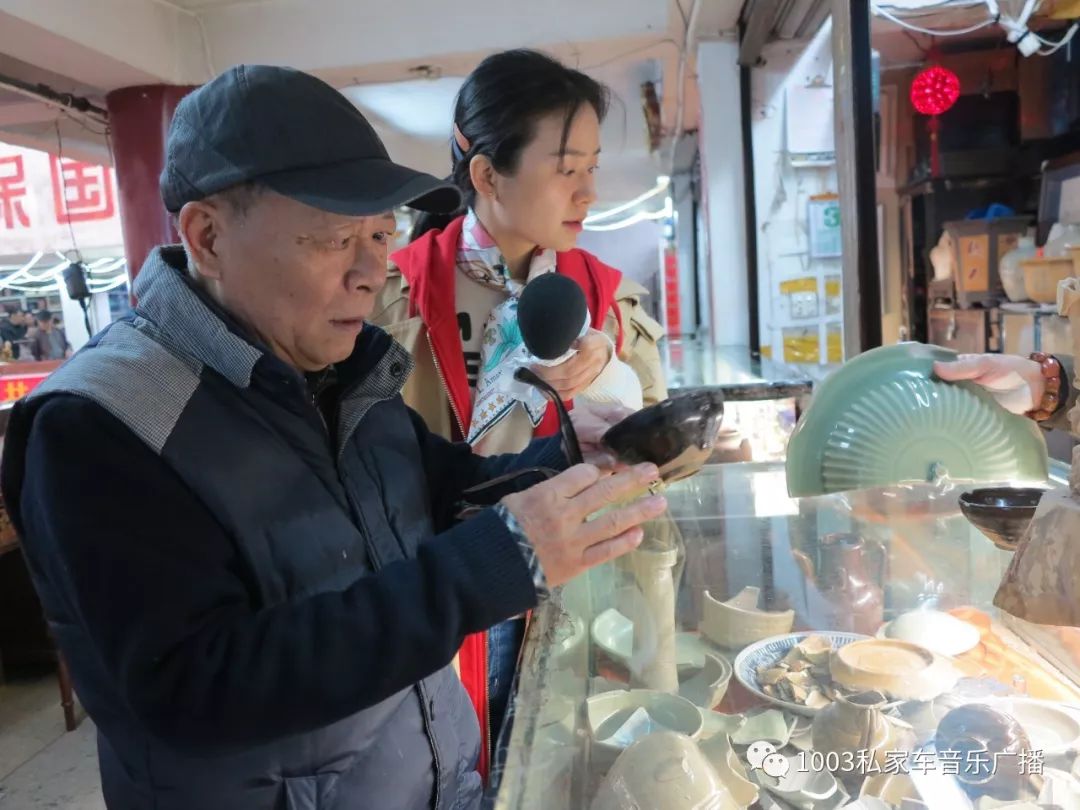 婧文在妙果寺古玩市场对诸华国进行采访收藏古玩艺术品不仅仅只是一种