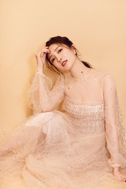 江疏影,裸粉色亮钻仙女纱裙亮相活动,颜值果然抗打啊!