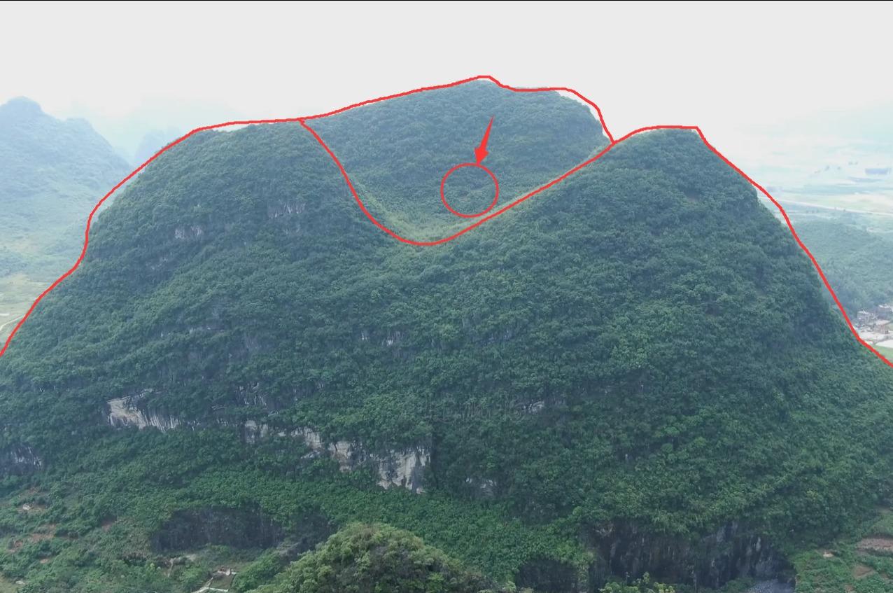 航拍400多米高的山顶古墓聚气藏风地形特殊难道是莲花宝地吗