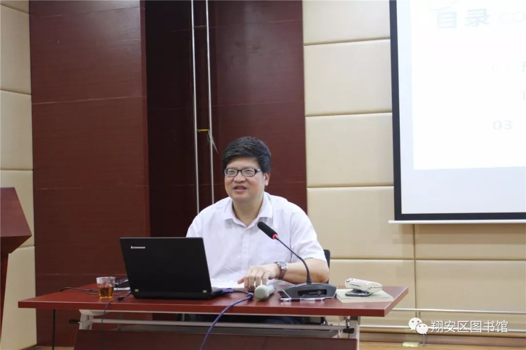 区委办副主任张金华作了《以青春之我创青春之中国》的专题讲座