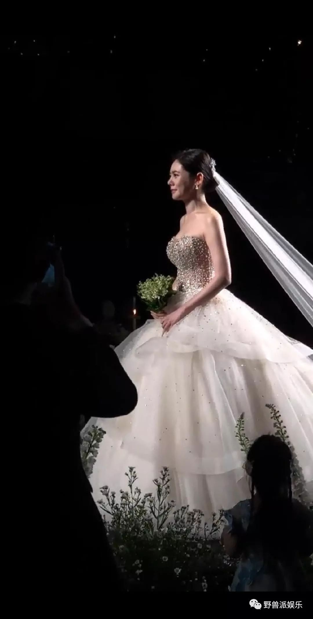 没有父亲陪伴的秋瓷炫抹了眼泪,继续走向婚礼舞台.