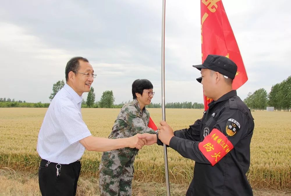 永城这些干部把办公地点搬到了田地里