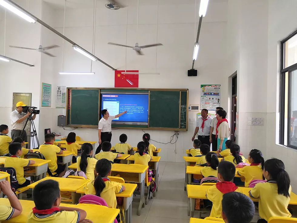 救护有关知识银海区卫生健康局工作人员为华侨小学学生进行义诊据悉