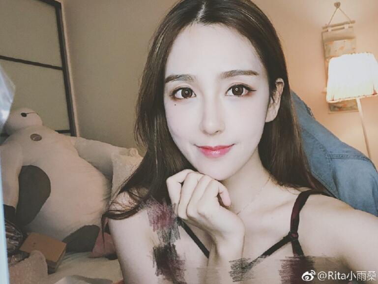 lol女解说疑似脱单开奔驰喝战马电竞椅上的rita被抱走了