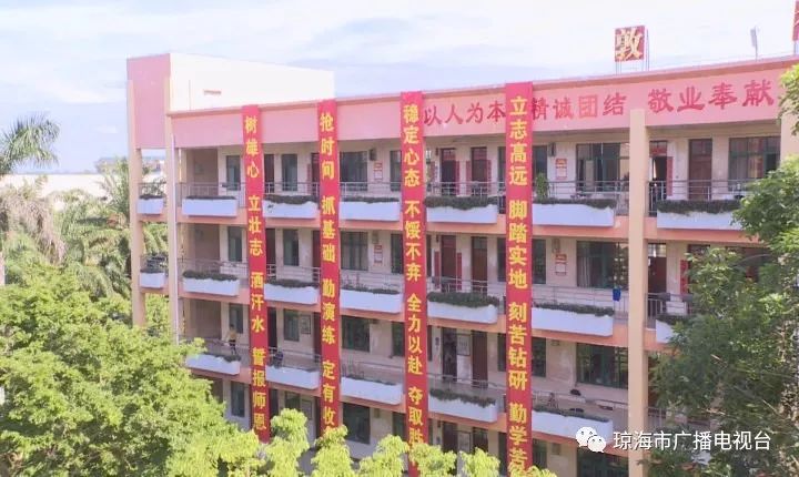 校道上拉起横幅为考生们打气加油,毕业班里的宣传标语和高考倒计时