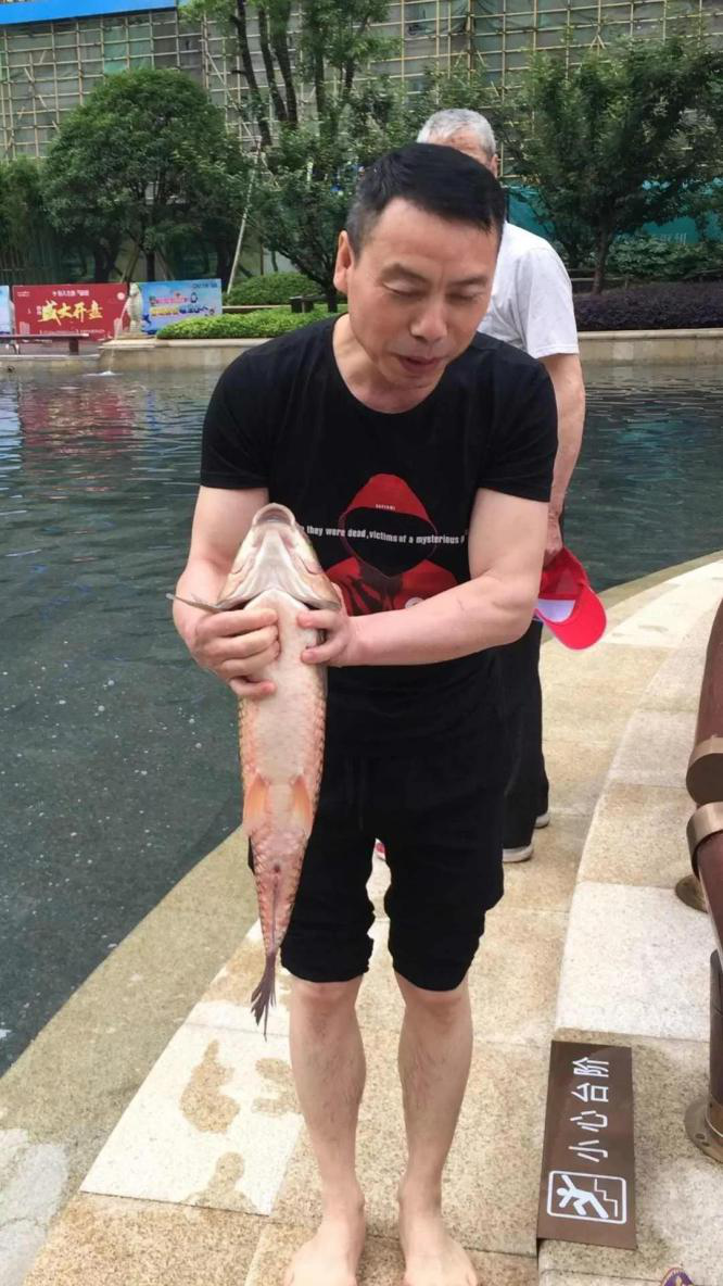 捕鱼现场惊现各路高手达人,有身手敏捷的大叔,还有几位女中豪杰.