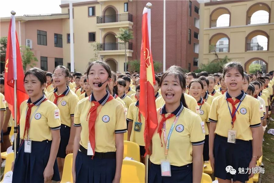 唱队歌华侨小学党支部书记宣读一年级建立中队决定和新队员名单参加