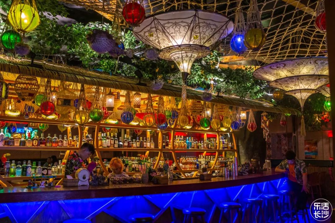 这家藏在渔人码头的酒吧让我一秒穿越到椰树海滩的夏威夷海岸