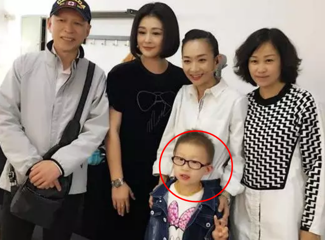 因长相丑陋只能演丑恶反派,妻子美貌气质好,女儿颜值却随他!_李明