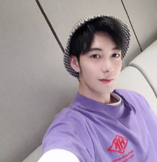 东宫陈星旭带火校草穿搭最难驾驭的低裆裤加上奥利奥鞋超洋气