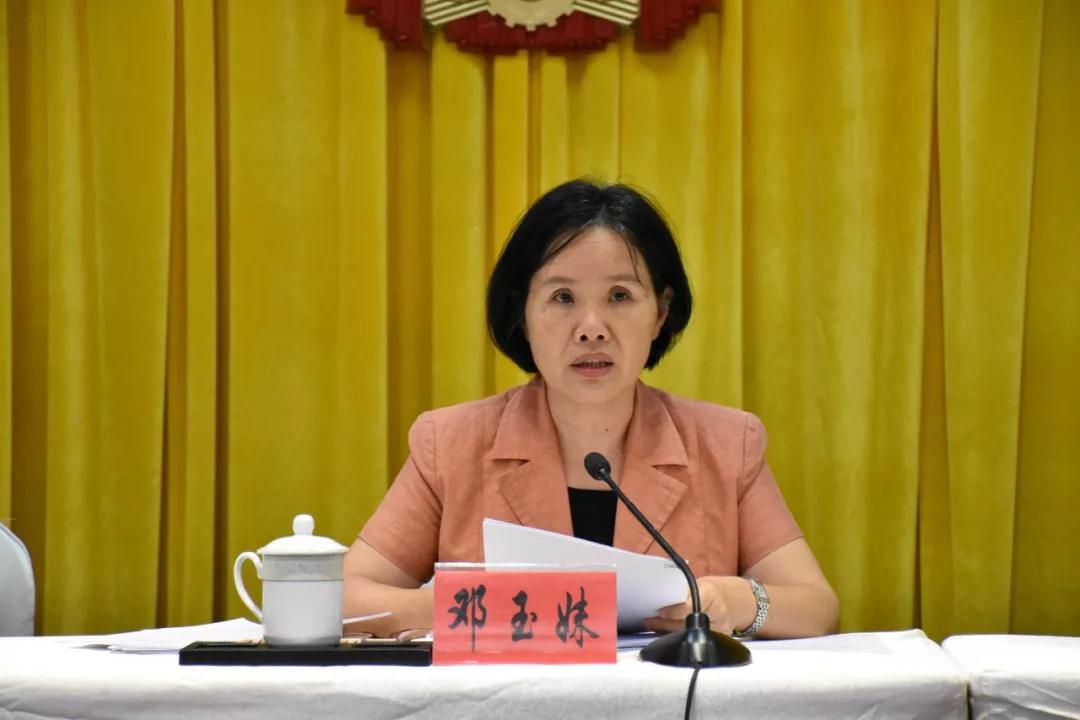 市人大常委会主任邓玉妹主持会议,市人大常委会副主任郑庆智,吴坚强