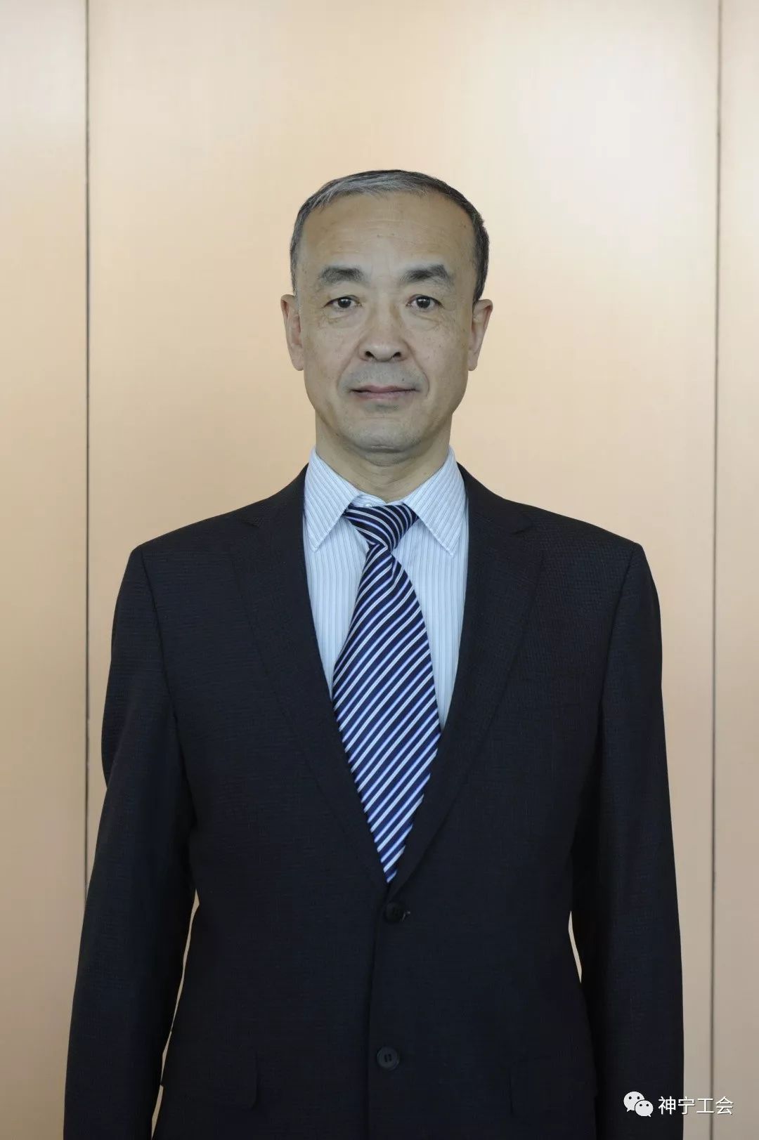 邓宝平,1964年8月出生,内蒙古丰旗人,现任生产安装分公司机电副经理