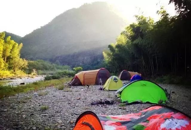 3建设帐篷露营区如有数顶帐篷组成的帐篷营地区,在布置帐篷时,应注意