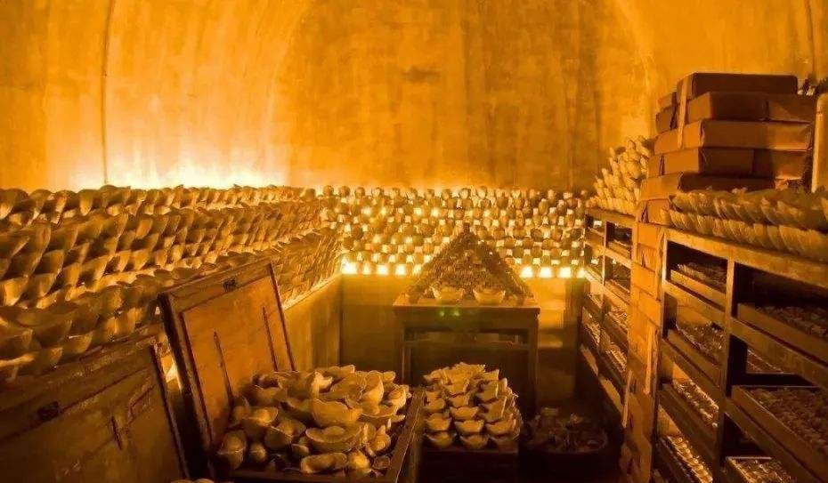 原创明朝有一权臣房子下边的地窖装满钱还有一贪官有六十座金库