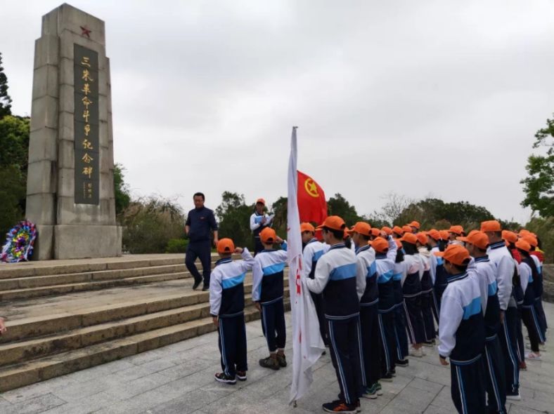 坝头中学民族中学离队入团是荣耀的彰显,是从此走向成长成熟;离队入团