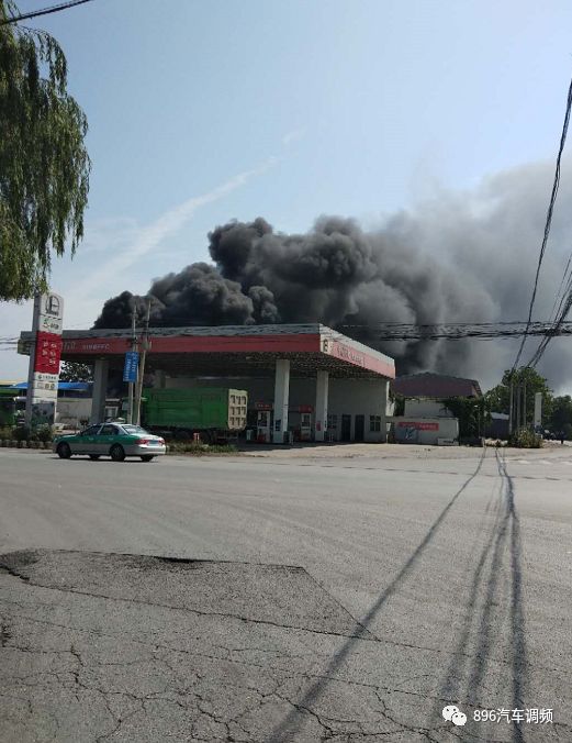 突发咸阳一加油站着火现场火势凶猛