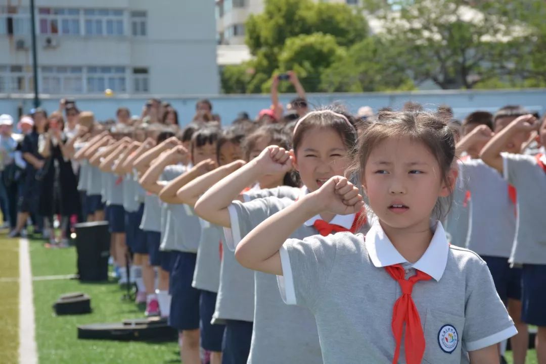 领巾心向党雏鹰竞飞翔上海大学附属小学二年级入队仪式