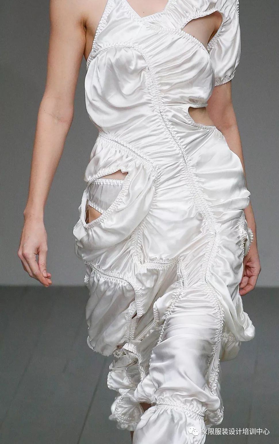 服装干货||面料再造手法在服装上的应用_褶皱