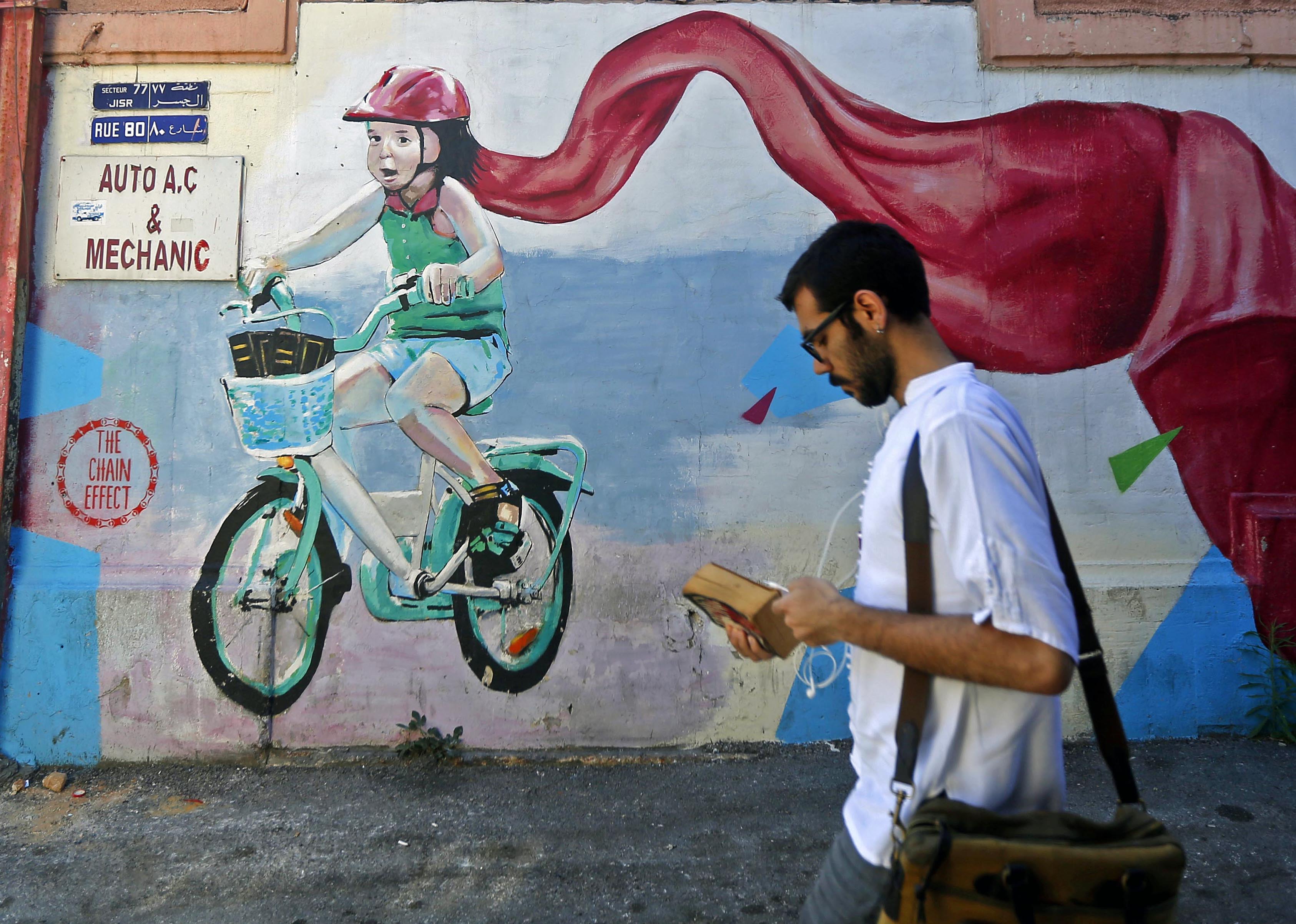 5月11日,在黎巴嫩首都贝鲁特,一名行人从街头涂鸦前走过.