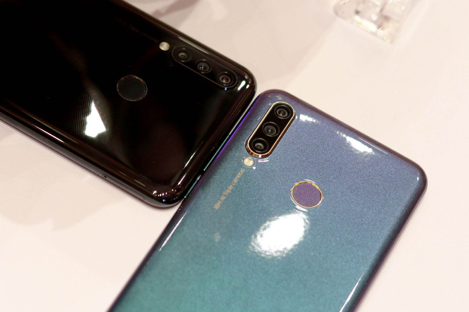 除了"爱国芯片"这一卖点外,联想z6青春版正面是一块6.