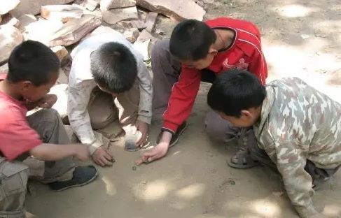 妨翻翻老照片今天或存在于那些渐渐泛黄的老照片那些难忘的童年片段每