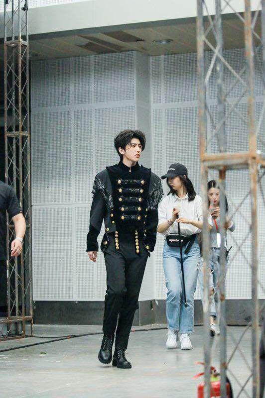 蔡徐坤与谢娜重聚上演黑白配,为唱两首歌彩排12次一直到凌晨_节目