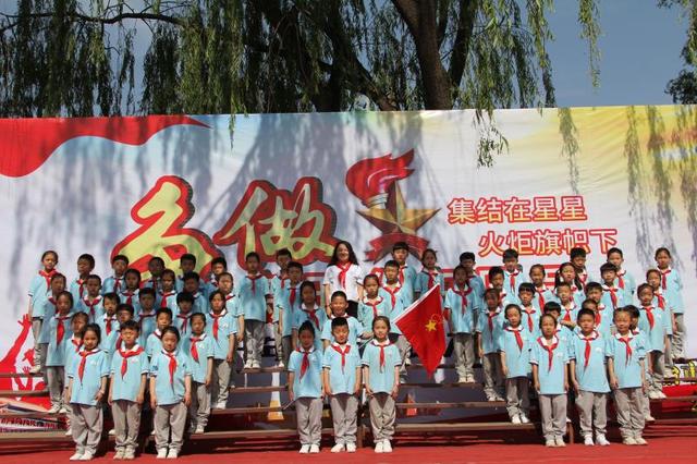 长治市火炬中学举行争做新时代好队员新队员入队暨红色传递仪式