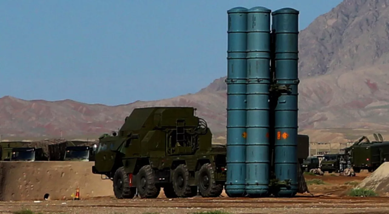 我军引进的s-300pmu1,其驾驶后有个方舱,这是s-300早期发射车的姻个